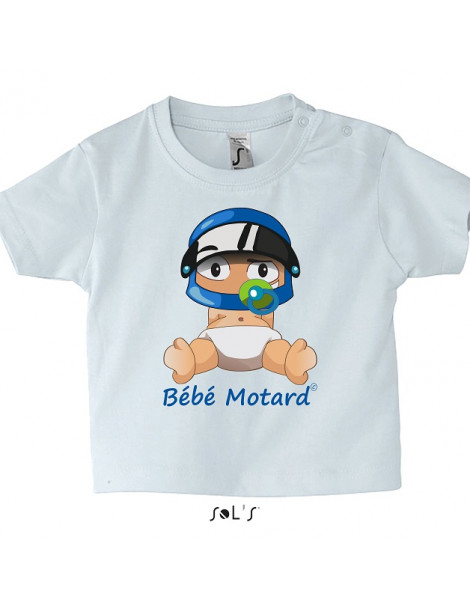 Tshirt blanc en coton avec le bébé motard assis portant un casque bleu - Vue de face avec le dessin