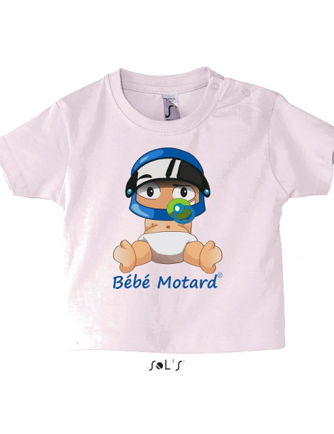 Tshirt rose pale en coton avec le bébé motard assis portant un casque bleu - Vue de face avec le dessin
