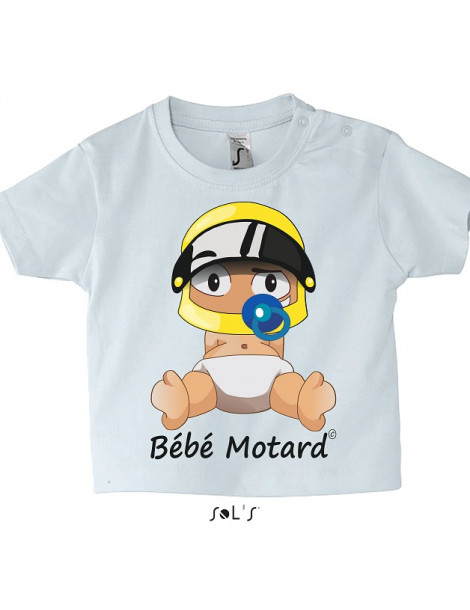 Tee-shirt bébé blanc avec un petit bébé motard assis portant un casque jaune - vue de face