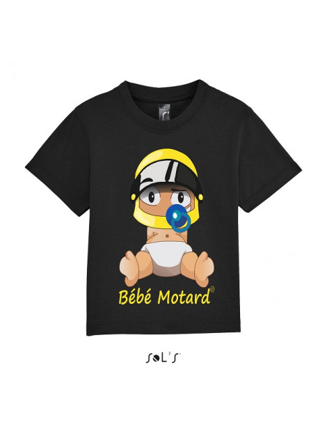 Tee-shirt bébé noir avec un petit bébé motard assis portant un casque jaune - vue de face
