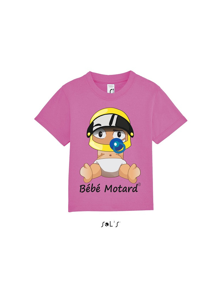 Tee-shirt bébé rose avec un petit bébé motard assis portant un casque jaune - vue de face