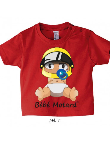 Tee-shirt bébé rouge avec un petit bébé motard assis portant un casque jaune - vue de face