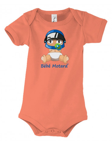 Body Bébé Motard - vue de face avec le Bébé Assis et son casque Casque Bleu - couleur corail