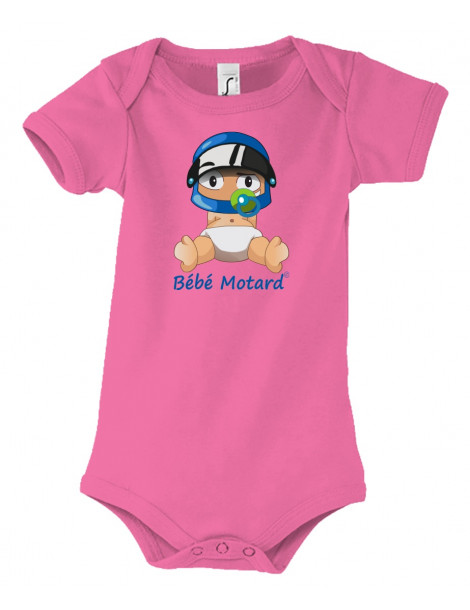 Body Bébé Motard - vue de face avec le Bébé Assis et son casque Casque Bleu - couleur rose