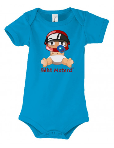 Body Bébé Motard - vue de face du motif - bébé assis portant un casque rouge - couleur aqua