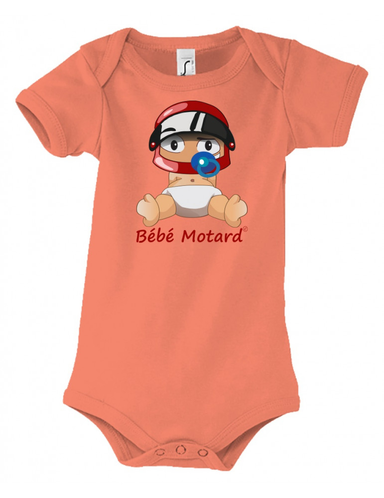 Body Bébé Motard - vue de face du motif - bébé assis portant un casque rouge - couleur corail