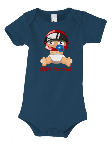 Body Bébé Motard - vue de face du motif - bébé assis portant un casque rouge - couleur french marine