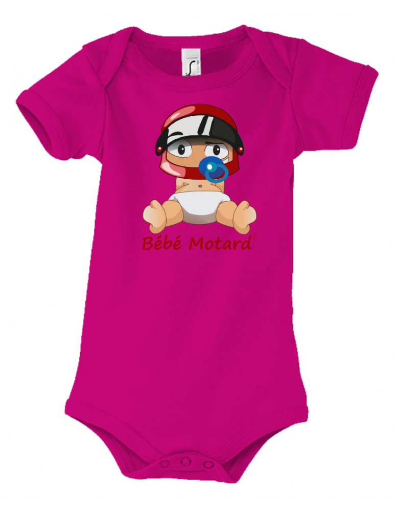 Body Bébé Motard - vue de face du motif - bébé assis portant un casque rouge - couleur fuchsia
