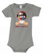 Body Bébé Motard - vue de face du motif - bébé assis portant un casque rouge - couleur gris