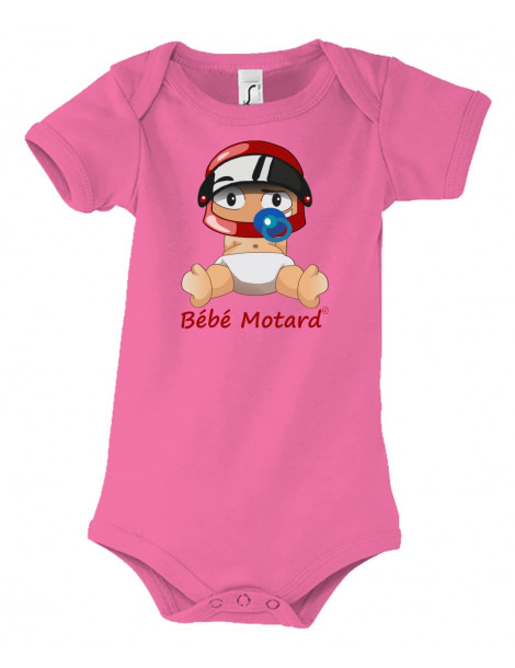 Body Bébé Motard - vue de face du motif - bébé assis portant un casque rouge - couleur rose