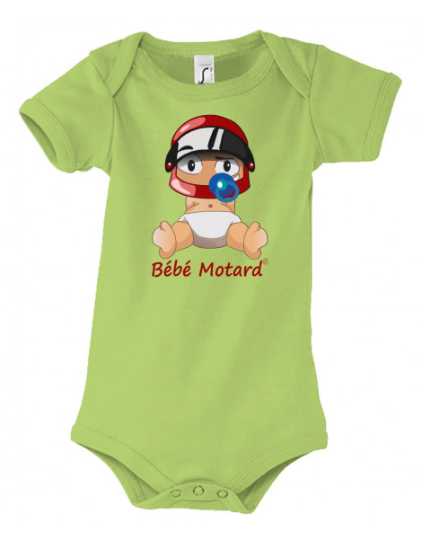 Body Bébé Motard - vue de face du motif - bébé assis portant un casque rouge - couleur vert