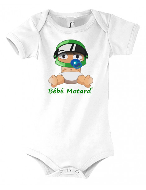 Body Bébé Motard - Vue de face avec le motif - bébé assis portant un casque vert - couleur blanc