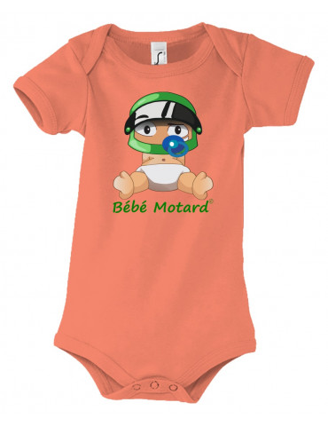 Body Bébé Motard - Vue de face avec le motif - bébé assis portant un casque vert - couleur corail