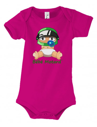 Body Bébé Motard - Vue de face avec le motif - bébé assis portant un casque vert - couleur fuchsia