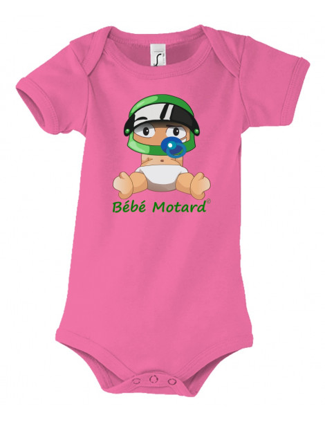 Body Bébé Motard - Vue de face avec le motif - bébé assis portant un casque vert - couleur rose