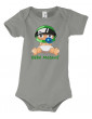 Body Bébé Motard - Vue de face avec le motif - bébé assis portant un casque vert - couleur gris